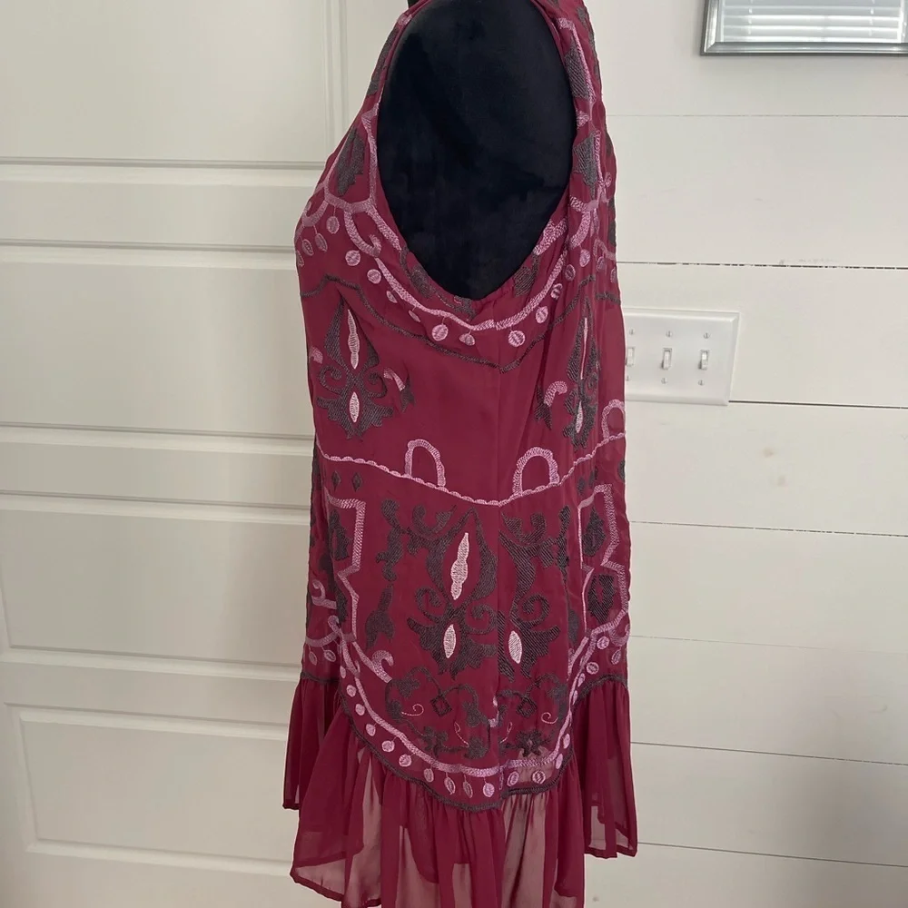 Octavia sleeveless embroidered tunic top. Fully lined. In new like condition.LG